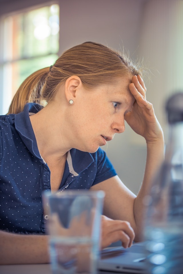 Vrouw met examenvrees achter computer