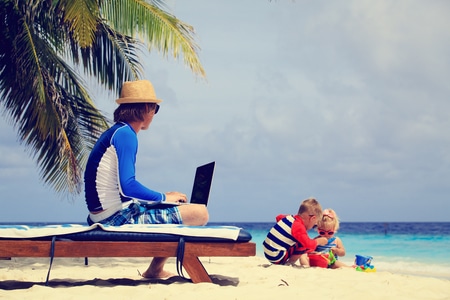 Aanwezige ouder of echt aanwezige ouder tijdens de vakantie. Ga offline en zet je werkbrein uit.