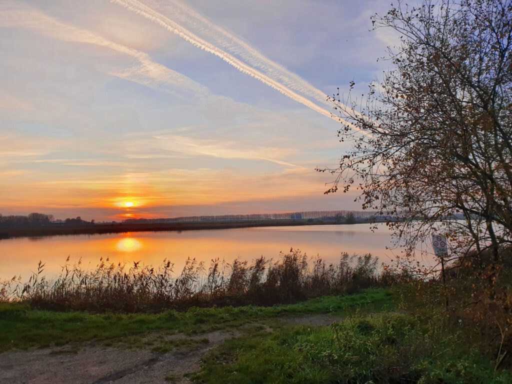 Ondergaande zon bij de Kreek in Axel